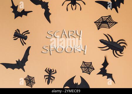 Halloween-Motiv mit Fledermäusen und Spinnen. Der Text lautet Scary Spooky. Die Szene ist gruselig und Halloween Stockfoto