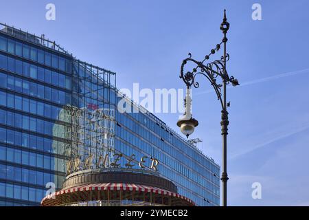 Einkaufszentrum Kranzler Eck und historische Laterne vor der spiegelnden Glasfassade eines Büroturms in Berlin, Hauptstadt, unabhängiger Stadt, f Stockfoto