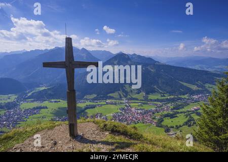 Panorama vom Hirschberg, 1456m, ins Ostrachtal mit Bad Oberdorf, Bad Hindelang und Imberger Horn, 1656m, Oberallgaeu, Allgaeu, Schwaben, Bayern, Deutschland Stockfoto