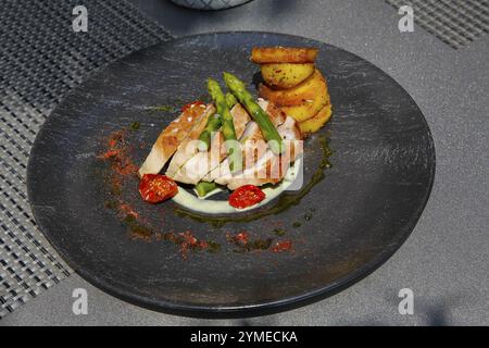 Thunfischsteak mit grünem Spargel, gebratene Kartoffeln auf einem Teller, Hauptgericht, Fischgericht, Hotel Restaurant Schwanen, Restaurant, Essen, mediterrane Küche Stockfoto