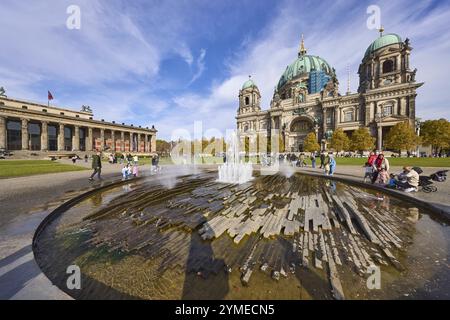 Brunnen im Lustgarten, altes Museum und Berliner Dom unter blauem Himmel mit Cumulus- und Cirrostratwolken, Berlin, Hauptstadt, unabhängig Stockfoto