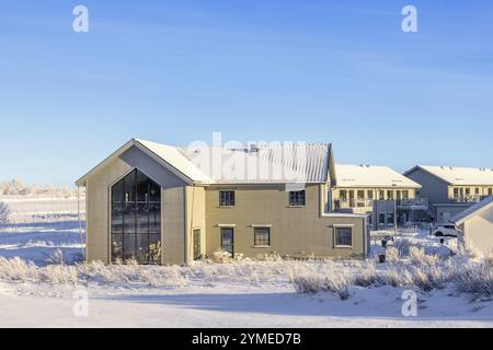 Neu gebautes Wohnhaus mit großen Panoramafenstern an einem kalten sonnigen Wintertag Falkoeping, Schweden, Europa Stockfoto