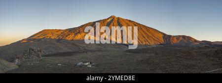 Panorama während des Aufstiegs zum Alto de Guajara, 2715 m, über den Teide Nationalpark, Parque Nacional del Teide, zum Pico del Teide, 3715 m, bei Sonnenaufgang, T Stockfoto