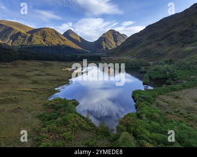 Berge reflektiert im See, Morgenlicht, sonnig, Herbst, Luftsicht, Lochan Urr, Glen Etive, Scottish Highlands, Schottland, Großbritannien Stockfoto