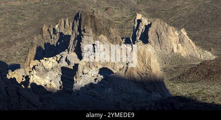 Panorama während des Aufstiegs zum Alto de Guajara, 2715 m, zu den bizarr geformten Türmen aus vulkanischem Gestein, Roques de Garcia, bei Sonnenaufgang, Teide Nation Stockfoto