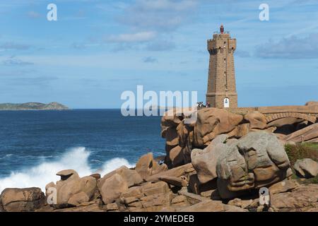 Leuchtturm an einem felsigen Ufer mit brechenden Wellen, Phare de Men Ruz, Ploumanac'h, Ploumanach, Pointe de Squewel, Perros-Guirec, rosa Granitküste, Babybett Stockfoto