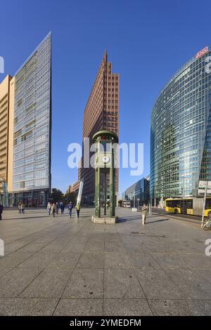 Nachbildung und Denkmal der ersten Ampel und Wolkenkratzer Forum Tower, Kollhoff Tower und Eisenbahnturm am Potsdamer Platz in Berlin, Hauptstadt c Stockfoto