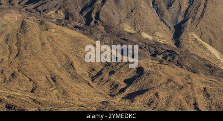 Panorama während des Aufstiegs zum Alto de Guajara, 2715 m, über den Teide-Nationalpark, Parque Nacional del Teide, mit erstarrten Lavaflüssen am Fuße des Flusses Stockfoto