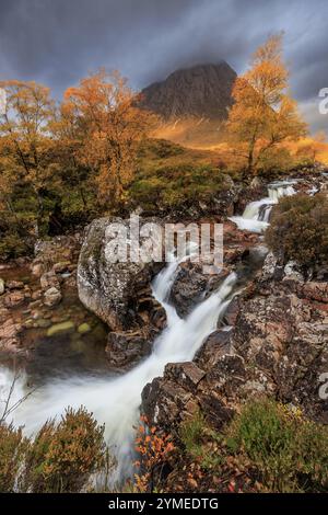 Wasserfall, wilder Fluss, bewölkte Stimmung, Morgenlicht, Herbstfarben, Herbst, Berge, Buachaille Etive Mor, Glencoe, schottische Highlands, Schottland, Gr Stockfoto