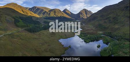 Berge reflektiert im See, Morgenlicht, sonnig, Herbst, Luftsicht, Panorama, Lochan URR, Glen Etive, Scottish Highlands, Schottland, Großbritannien Stockfoto