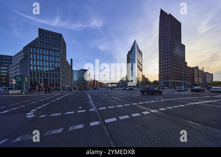 Hochhäuser Forum Tower und Kollhoff Tower im Hintergrund am Potsdamer Platz in Berlin, Hauptstadt, unabhängige Stadt, Bundesland Berlin Stockfoto