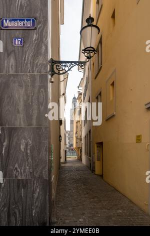 Enge Straße in Zürich, Schweiz Stockfoto