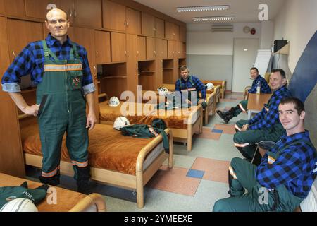 SOBIN, POLEN - 31. JANUAR 2019: Minenrettungsteam in ihrem Zimmer. Jeder Retter, der in einer Rettungsstation Dienst hat, bleibt 7 Tage lang ununterbrochen dort. Stockfoto