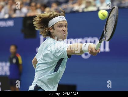 Tennisspieler Andrey Rublev aus Russland in Aktion bei den US Open 2024 Championships im Billie Jean King Tennis Center, Queens, New York, USA. Stockfoto