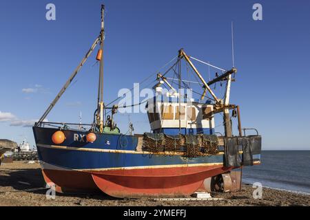 Hastings, East Sussex, Großbritannien, 12. Februar. Blick auf ein Fischerboot am Strand von Hastings, East Sussex am 12. Februar 2024 Stockfoto