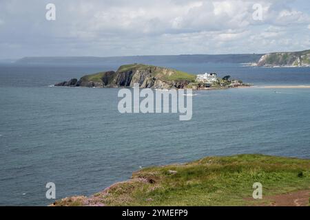 THURLESTONE, DEVON, GROSSBRITANNIEN. MAI 24. Blick vom South West Coastal Path in der Nähe von Thurlestone in Richtung Burgh Island in Devon am 24. Mai 2022 Stockfoto