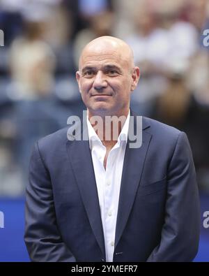 Tennislegende Andre Agassi während der Trophäe für Herren bei den US Open 2024 Championships, Billie Jean King Tennis Center, Queens, New Stockfoto