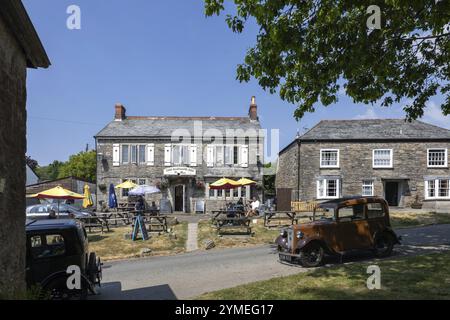 Blisland, Cornwall, Großbritannien, 13. Juni. Austin Seven vor dem Inn in Blisland Cornwall am 13. Juni 2023. Nicht identifizierte Personen Stockfoto