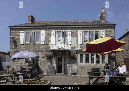 Blisland, Cornwall, Großbritannien, 13. Juni. Blick auf das Inn in Blisland Cornwall am 13. Juni 2023. Nicht identifizierte Personen Stockfoto