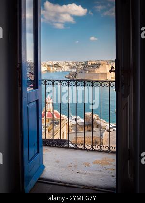 Blick auf den Grand Harbour und Fort St. Angelo von einem Balkon in Valletta, Malta 2024 Stockfoto