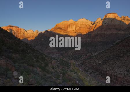 Sonnenaufgang über den Türmen der Jungfrau Maria und der West-Tempel Stockfoto