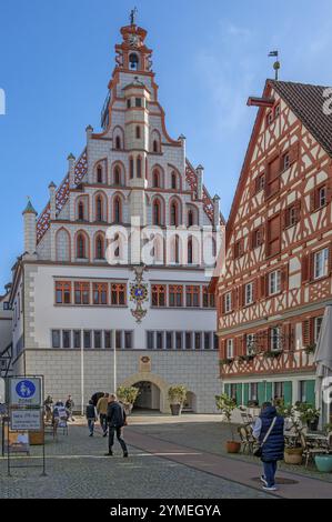 Fachwerkhaus und spätgotisches Rathaus mit frühbarockem Giebel, historische Altstadt, Bad Waldsee, Oberschwaben, Baden-Württemberg, Deutschland Stockfoto