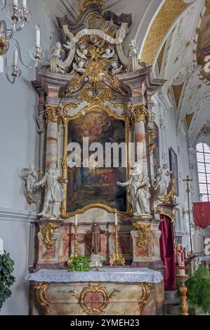 Der Seitenaltar St. Georg und Florian ist eine denkmalgeschützte katholische Pfarrkirche in Reicholzried, Allgäu, Bayern, Deutschland Stockfoto