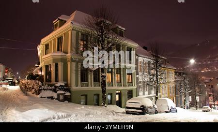 Landschaften der Stadt Bergen unter dem Schnee, Norwegen. Winterzeit. Stockfoto