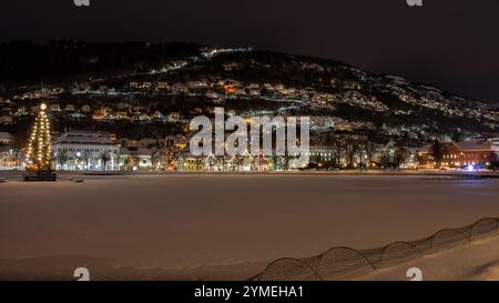 Landschaften der Stadt Bergen unter dem Schnee, Norwegen. Winterzeit. Stockfoto