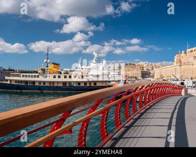 Luxusboot am Hafen von Vittoriosa, Birgu, Valletta, Malta 2024 Stockfoto