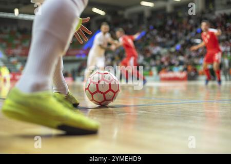 Futsal-Match - Nahaufnahme des Balls in der Ecke und Hand und Beine des Spielers. Stockfoto