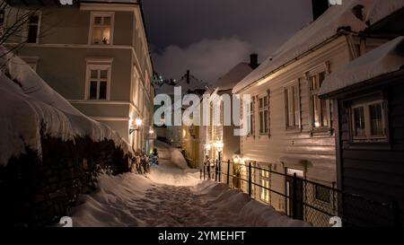 Landschaften der Stadt Bergen unter dem Schnee, Norwegen. Winterzeit. Stockfoto