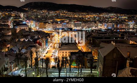 Landschaften der Stadt Bergen unter dem Schnee, Norwegen. Winterzeit. Stockfoto