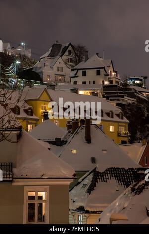 Landschaften der Stadt Bergen unter dem Schnee, Norwegen. Winterzeit. Stockfoto