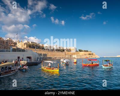 Farbenfrohe Wassertaxis oder Dghajsa, Valletta, Malta 2024 Stockfoto