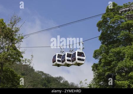 MATLOCK BATH, DERBYSHIRE, GROSSBRITANNIEN, 18. MAI. Cable Cars nähern sich den Heights of Abraham in der Nähe von Matlock Bath, Derbyshire am 18. Mai 2024. Nicht identifizierte Personen Stockfoto