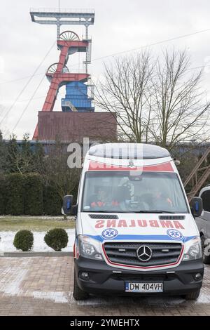 SOBIN, POLEN - 31. JANUAR 2019: Krankenwagen wartet vor der Kupfermine. Stockfoto