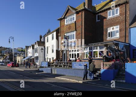 Hastings, East Sussex, Großbritannien, 12. Februar. Blick auf das Dolphin Inn in Hastings, East Sussex am 12. Februar 2024. Nicht identifizierte Personen Stockfoto