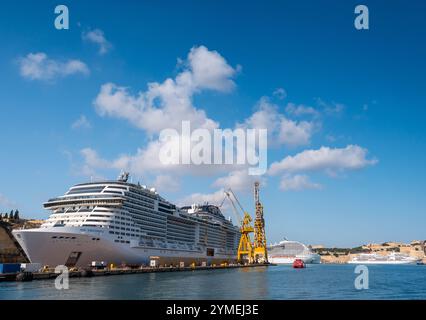 Kreuzfahrtschiff MSC Grandiosa im Dock für Wartungsarbeiten am Valletta Grand Harbour, Malta 2024 Stockfoto