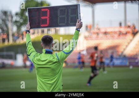 Der technische Schiedsrichter zeigt 3 Minuten zusätzliche Zeit während des Fußballspiels. Stockfoto