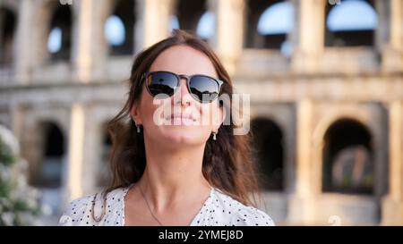 Stilvoller Reisender im Kolosseum, berühmtes Wahrzeichen des antiken Roms Stockfoto
