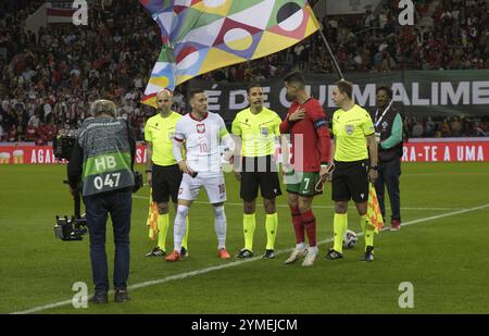 Fußballspiel, Cristiano RONALDO CR7 Portugal rechts mit der linken Hand auf dem Herzen und Piotr ZIELINSKI Polen 10 bei der Platzauswahl, Schiedsrichter Stockfoto