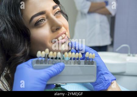 Farbtabelle für Patienten und Zähne. Junge Frau lächelt. Effektive Zahnaufhellung Stockfoto
