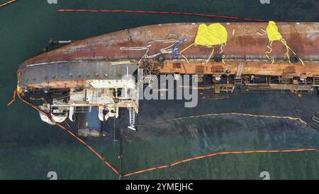 Fragment des Schiffes nach dem Absturz. Die Ölverschmutzung des Meeres. Globale Katastrophe Stockfoto