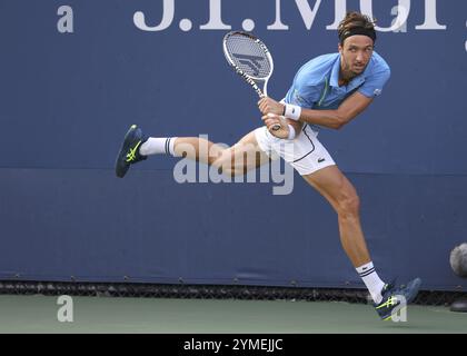 Tennisspieler Arthur Rinderknech aus Frankreich in Aktion bei den US Open 2024 Championships im Billie Jean King Tennis Center, Queens, New York, USA. Stockfoto