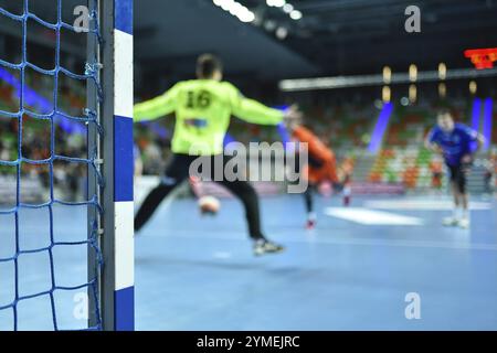 Detail der Handball Torpfosten mit Net und Handball Match im Hintergrund. Stockfoto