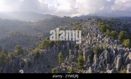 Erstaunliche geologische Formationen an Berghängen. Panoramablick von der Drohne aus der Vogelperspektive. Naturlandschaft Stockfoto