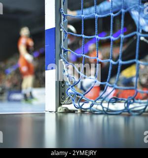 Detail der Handball Torpfosten mit Net und Handball Match im Hintergrund. Stockfoto