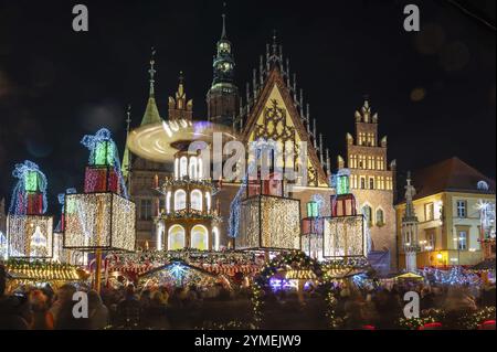 BRESLAU, POLEN - 24. NOVEMBER 2023: Traditionelle Weihnachtsmesse namens Jarmark Bozonarodzeniowy auf dem Marktplatz. Stockfoto