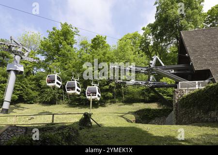 MATLOCK BATH, DERBYSHIRE, GROSSBRITANNIEN, 18. MAI. Cable Cars nähern sich den Heights of Abraham in der Nähe von Matlock Bath, Derbyshire am 18. Mai 2024. Vier nicht identifizierte p Stockfoto